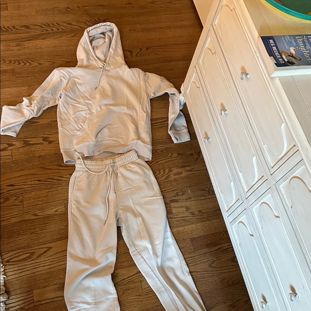 H&M Beige matching sweatshirt and sweatpants